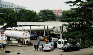 Le président nigérian appelle les citoyens à cesser d'acheter du carburant par panique