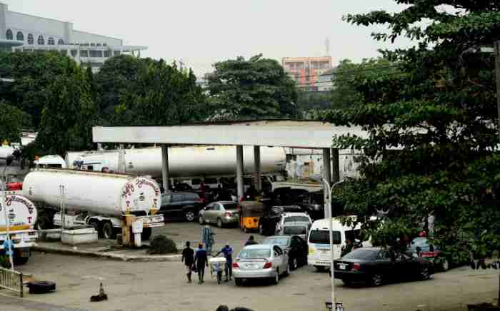 Le président nigérian appelle les citoyens à cesser d'acheter du carburant par panique