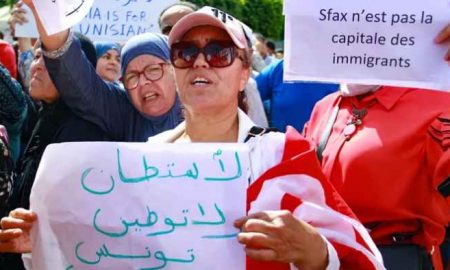 Des centaines de Tunisiens à Sfax protestent contre l'augmentation des immigrés, refusant d'en faire une "colonie"