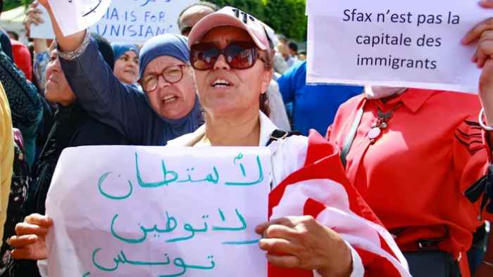 Des centaines de Tunisiens à Sfax protestent contre l'augmentation des immigrés, refusant d'en faire une "colonie"