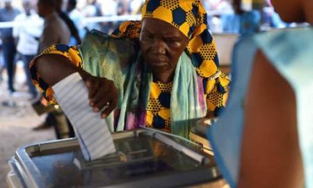Les électeurs de la Sierra Leone votent lors d'une élection présidentielle dans un contexte de crise économique étouffante