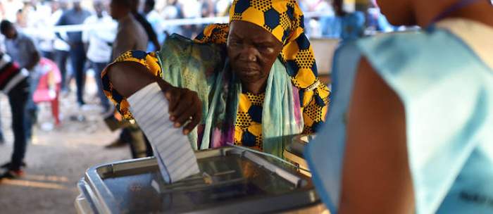 Les électeurs de la Sierra Leone votent lors d'une élection présidentielle dans un contexte de crise économique étouffante