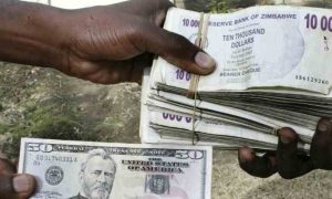 Le Zimbabwe annonce de nouvelles mesures pour aider la monnaie locale en difficulté