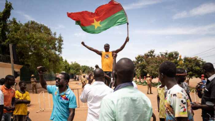 Des milliers de personnes manifestent au Burkina Faso pour réclamer une constitution qui marque une rupture avec la France