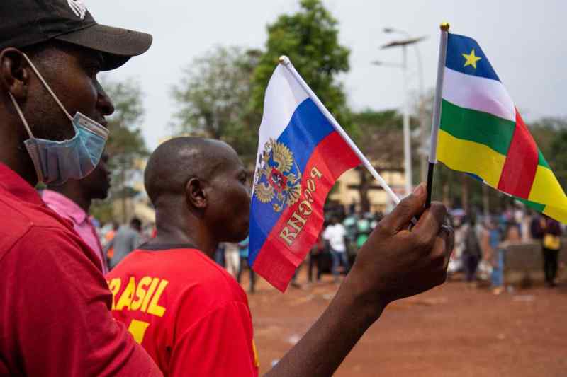 La Centrafrique accuse la France d'exploitation et soutient la présence russe sur son territoire