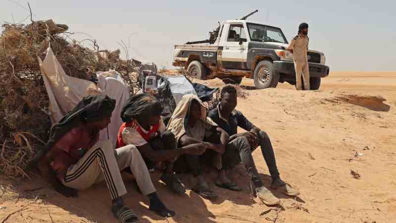 Les autorités libyennes sauvent des migrants africains transférés dans le désert par la Tunisie