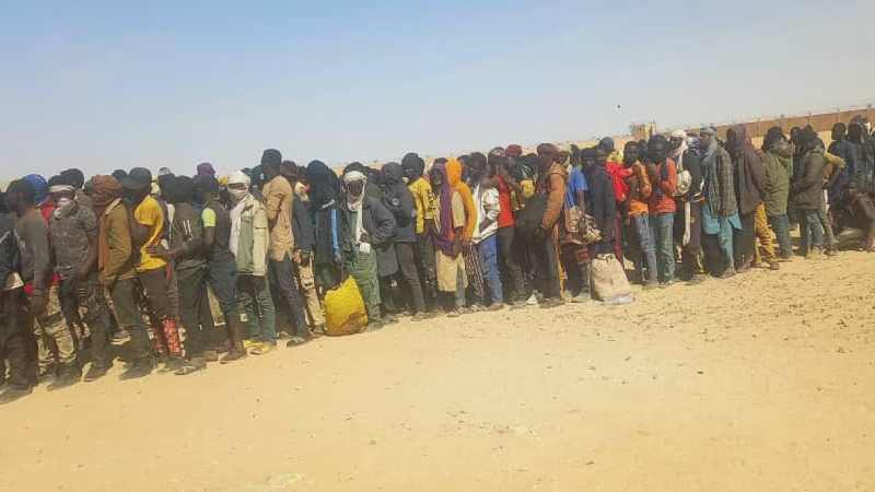 La Tunisie transporte des centaines de migrants africains vers une zone frontalière désertique
