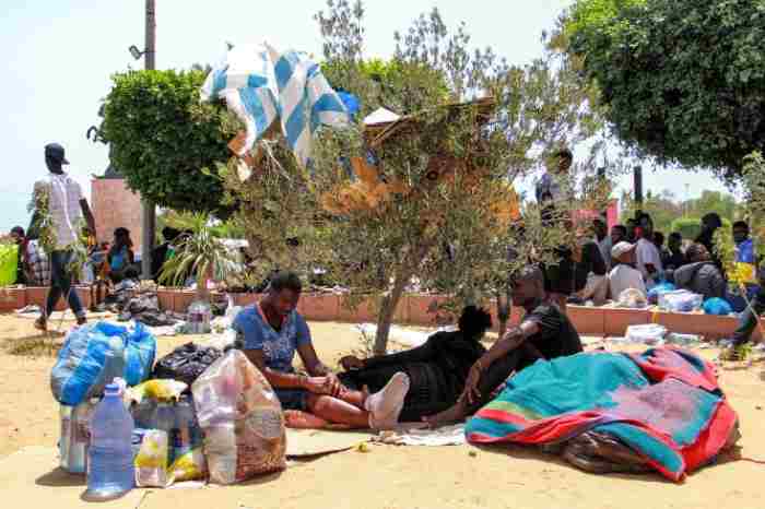 Une organisation de défense des droits de l'homme exhorte la Tunisie à mettre fin aux expulsions massives de migrants africains
