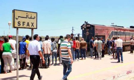 La Tunisie transfère des centaines de migrants africains d'une région frontalière désolée vers des abris