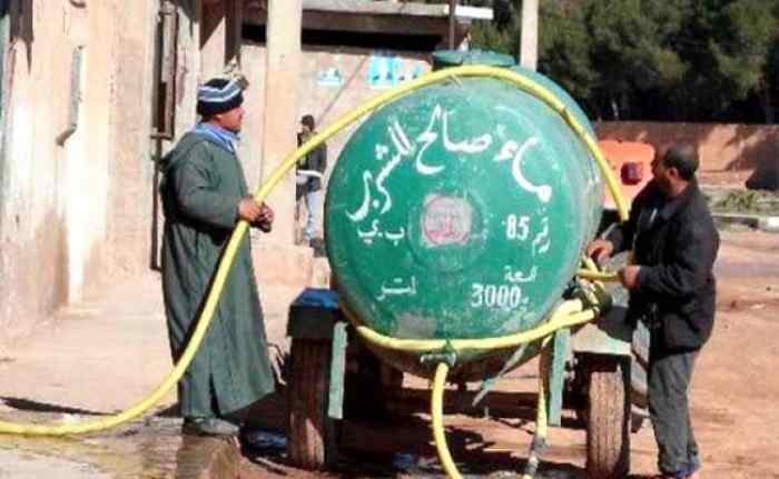 Algérie : des réservoirs cancérigènes en plastique envahissent les quartiers pauvres d'Oran