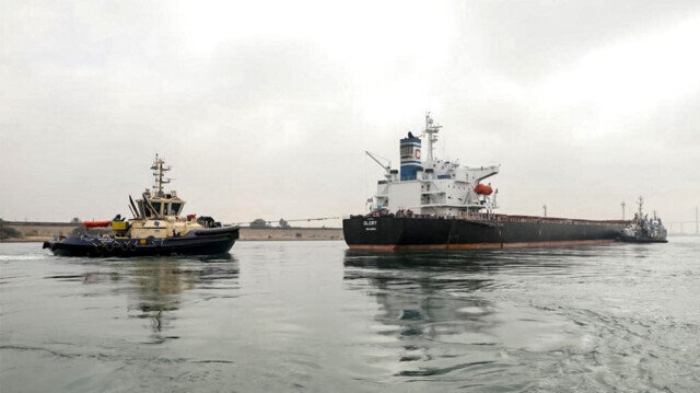 Une locomotive appartenant à l'Autorité du Canal de Suez a coulé après être entrée en collision avec un pétrolier traversant le canal