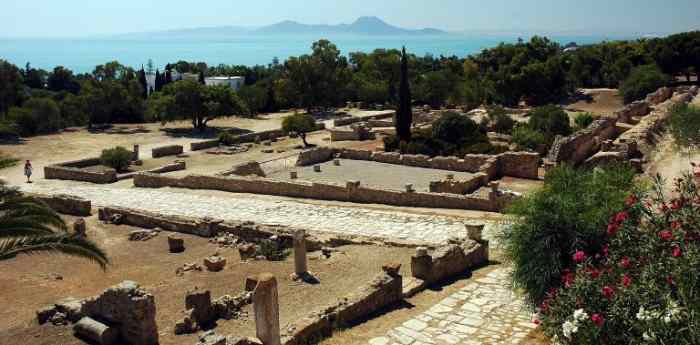 Des pièces d'or vieilles de 2 300 ans et des restes d'enfants ont été découverts dans une ancienne nécropole de Carthage