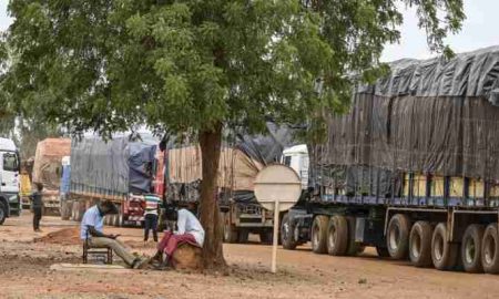 A cause des sanctions, les camions de nourriture et de médicaments s'entassent à la frontière nigérienne