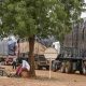 A cause des sanctions, les camions de nourriture et de médicaments s'entassent à la frontière nigérienne