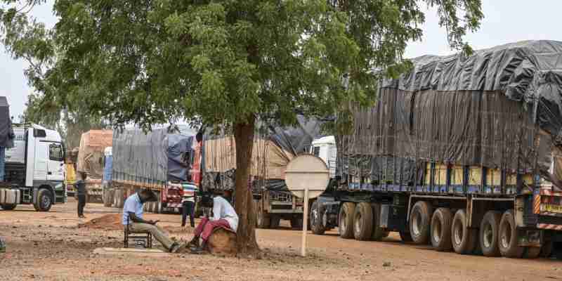 A cause des sanctions, les camions de nourriture et de médicaments s'entassent à la frontière nigérienne