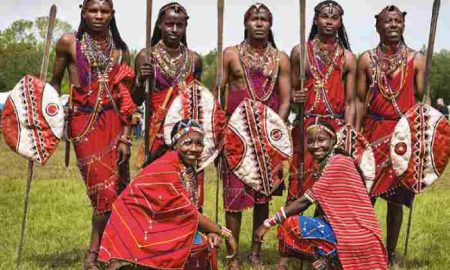 Des centaines de jeunes Maasai au Kenya obtiennent un droit de passage à l'âge adulte