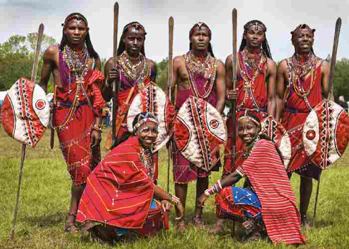 Des centaines de jeunes Maasai au Kenya obtiennent un droit de passage à l'âge adulte