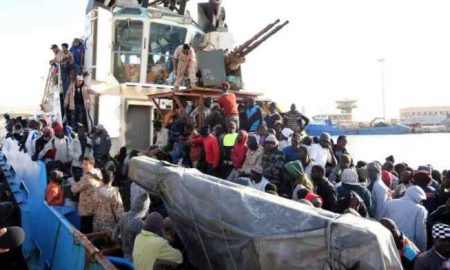 Des dizaines de migrants africains quittent la côte libyenne lors d'une opération de sauvetage menée par Médecins sans frontières