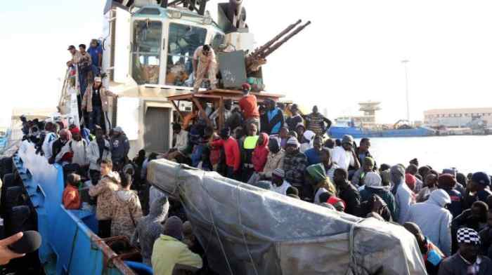 Des dizaines de migrants africains quittent la côte libyenne lors d'une opération de sauvetage menée par Médecins sans frontières