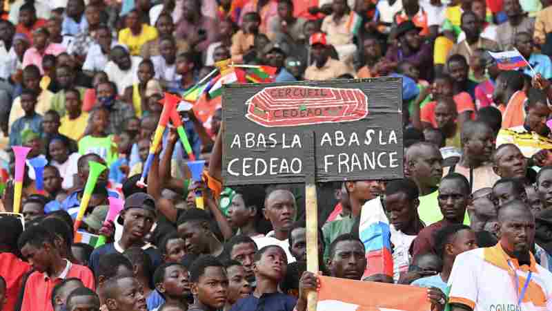 Les partisans du conseil militaire au Niger manifestent pour exiger le départ de l'ambassadeur de France