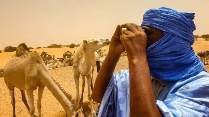 Les Touaregs sont des peuples berbères qui vivent dans le désert du Sahara en Afrique