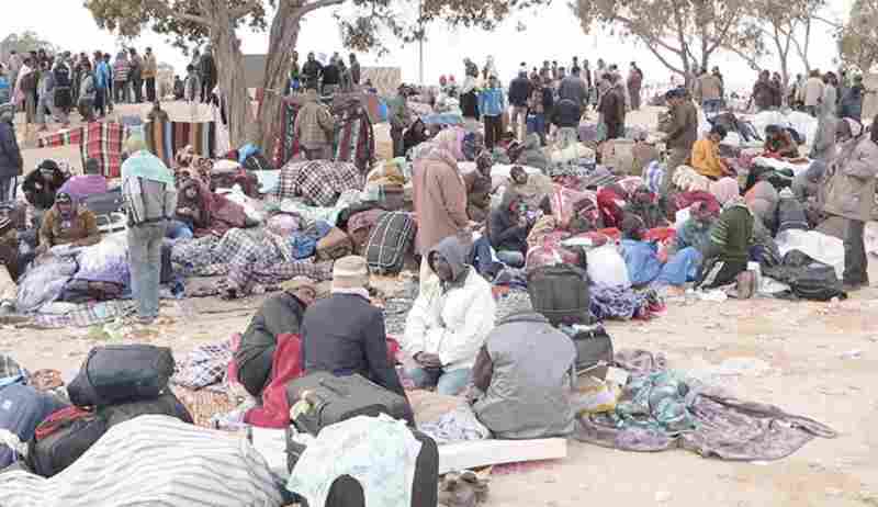 La soif, un soleil brûlant et la mort qui les guette, la souffrance des migrants bloqués entre la Tunisie et la Libye
