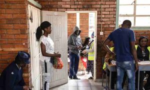Le Zimbabwe fixe un jour supplémentaire pour voter dans certaines régions