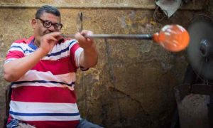 Les artisans égyptiens préservent la tradition centenaire du soufflage du verre