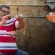 Les artisans égyptiens préservent la tradition centenaire du soufflage du verre