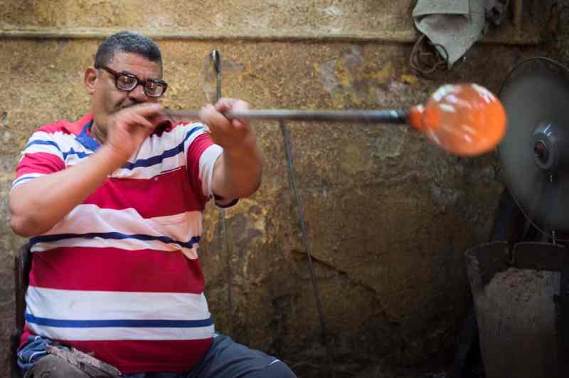 Les artisans égyptiens préservent la tradition centenaire du soufflage du verre