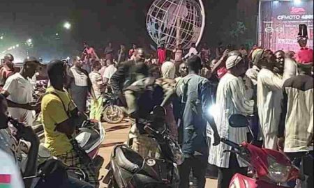 Des milliers de partisans de Traoré se rassemblent dans la capitale du Burkina Faso après les informations faisant état d'un coup d'État militaire