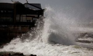 D'énormes vagues atteignant 4 mètres de haut ont frappé la côte du Cap
