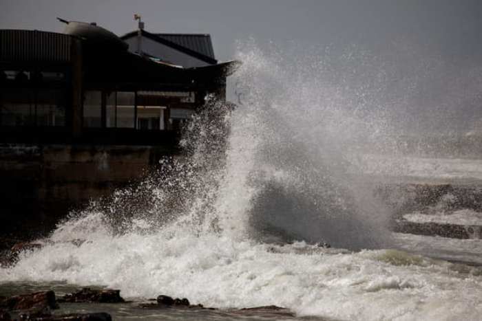 D'énormes vagues atteignant 4 mètres de haut ont frappé la côte du Cap