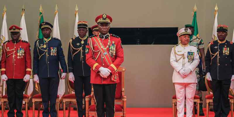 Le président de la République centrafricaine rencontre le chef de la junte militaire au Gabon