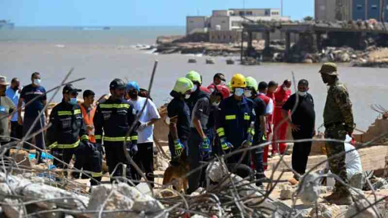 Les équipes de secours poursuivent leurs efforts pour récupérer les corps des victimes des inondations au large de la ville de Derna