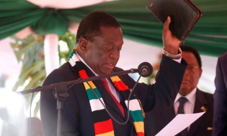 Le président zimbabwéen Emmerson Mnangagwa prête serment après une élection contestée