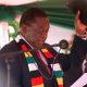 Le président zimbabwéen Emmerson Mnangagwa prête serment après une élection contestée