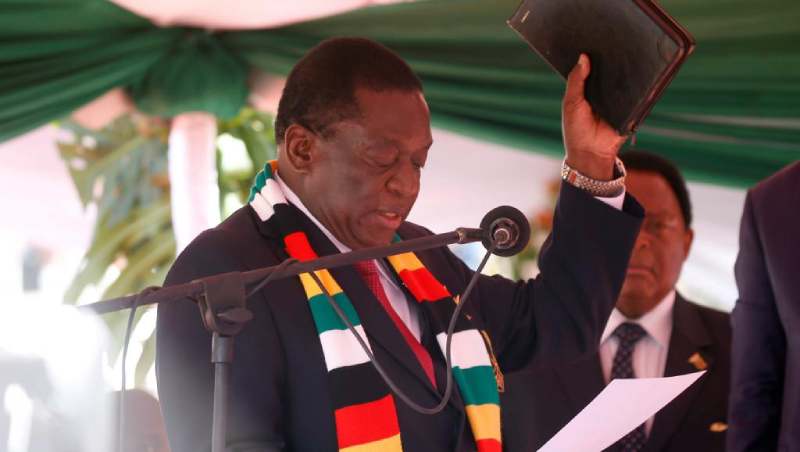 Le président zimbabwéen Emmerson Mnangagwa prête serment après une élection contestée
