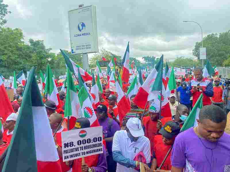 Les syndicats du Nigeria appellent à une grève illimitée contre le coût de la vie