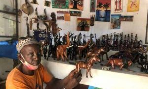 Des sculpteurs congolais présentent leurs talents sur du bois