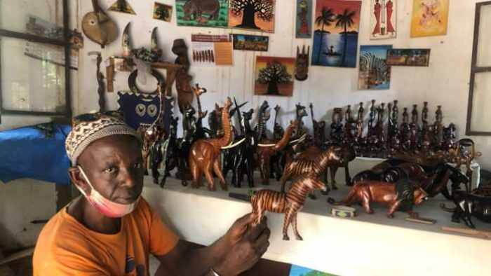 Des sculpteurs congolais présentent leurs talents sur du bois