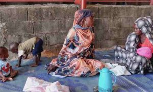 Une Soudanaise fait sourire les enfants déplacés au Darfour