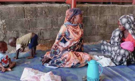 Une Soudanaise fait sourire les enfants déplacés au Darfour