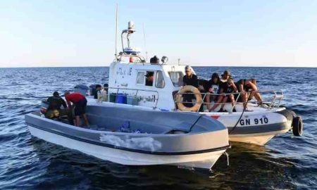 Quatre Tunisiens arrêtés après avoir tenté de voler le moteur d'un bateau et l'argent des migrants