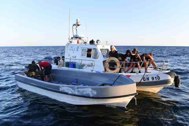 Quatre Tunisiens arrêtés après avoir tenté de voler le moteur d'un bateau et l'argent des migrants