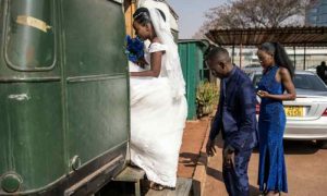 Zimbabwe : une caravane rouillée apporte un soulagement au mariage des tourtereaux