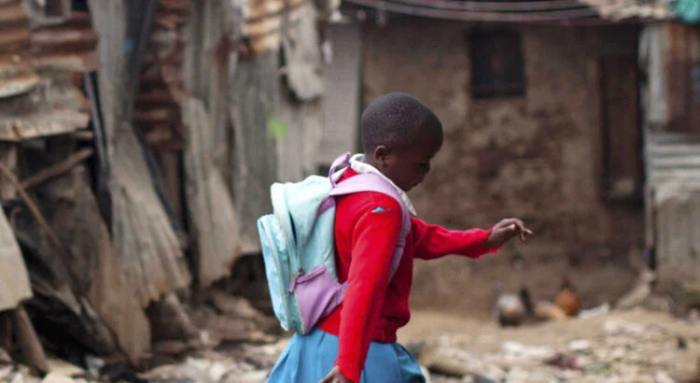 Le chemin de l'école en Afrique comporte de nombreux dangers