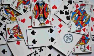 Un innovateur rwandais lance un jeu de cartes pour briser la stigmatisation liée à la santé mentale