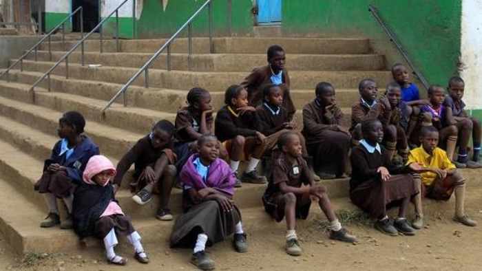 Au Kenya, 100 écolières sont infectées par une mystérieuse maladie qui provoque la paralysie
