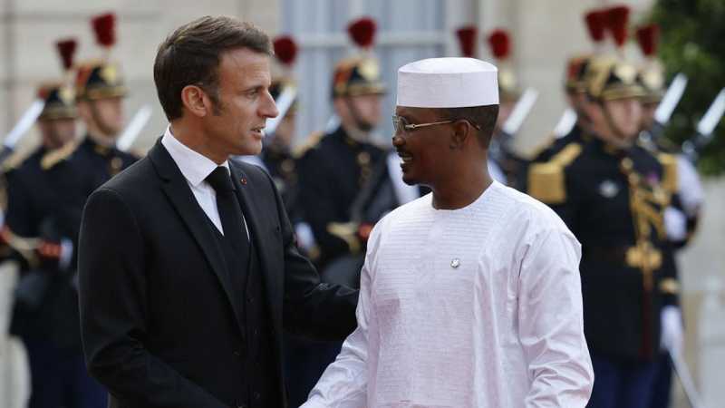 Macron discute avec le président tchadien du retrait des forces françaises du Niger